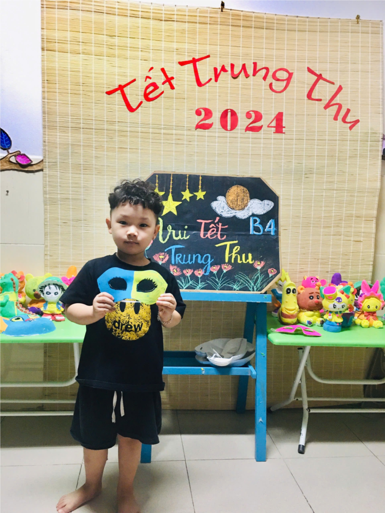 Các bé MGN B4 tô tượng nhân dịp tết trung thu