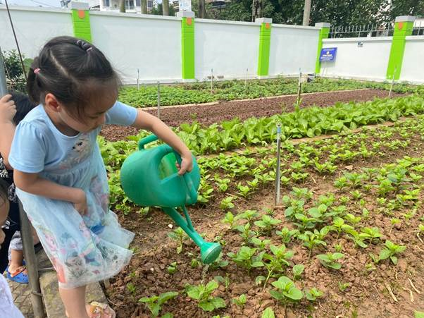 Các bé MGN B4 vui chơi ngoài trời