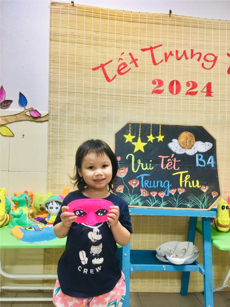 Các bé MGN B4 tô tượng nhân dịp tết trung thu