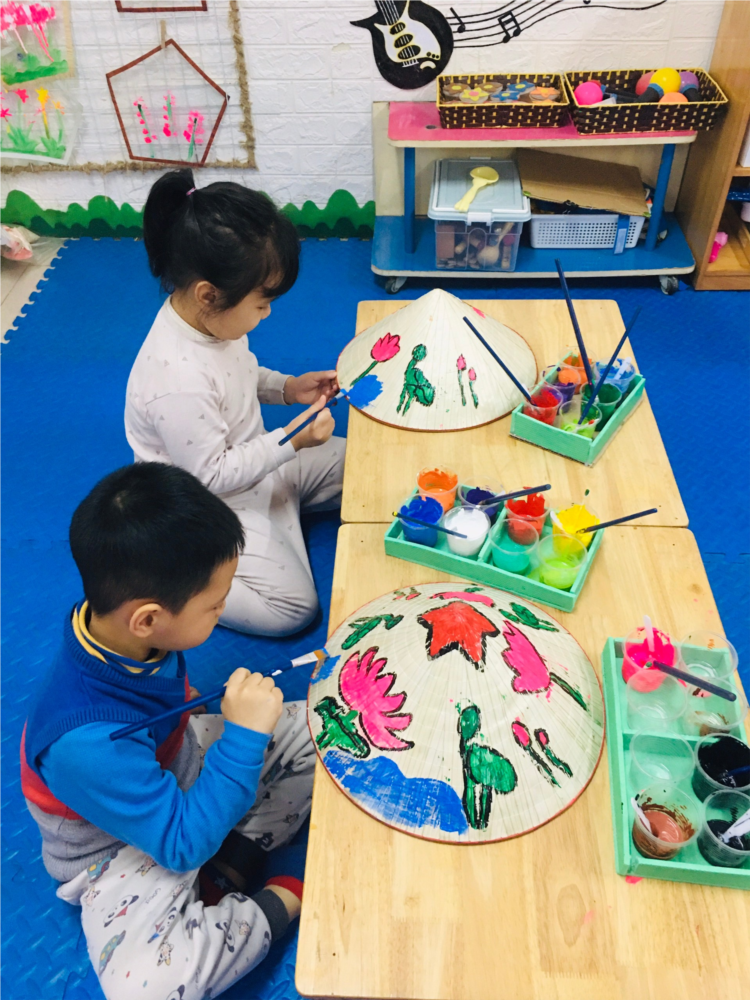 Các bé MGN B4 trang trí nón làm quà tặng bà và mẹ nhân ngày 8/3