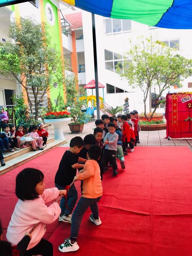 Các bé MGN B4 với trò chơi kép co