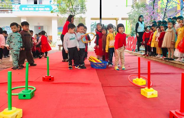 Các bé MGN B4 với trò chơi ném vòng