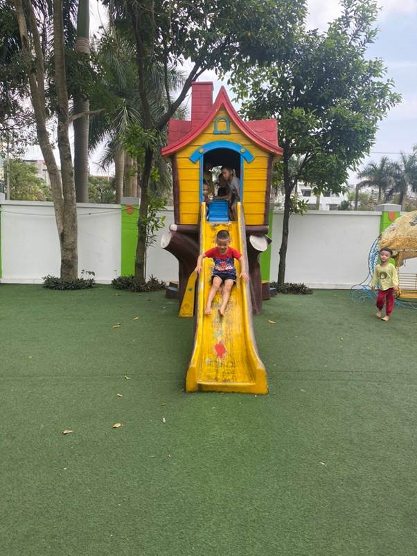 Các bé MGN B4 vui chơi ngoài trời