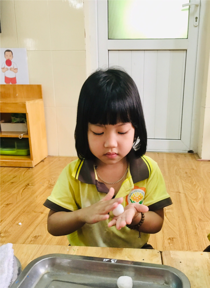 Các bé MGN B4 nặn bánh trôi ngày tết Hàn Thực