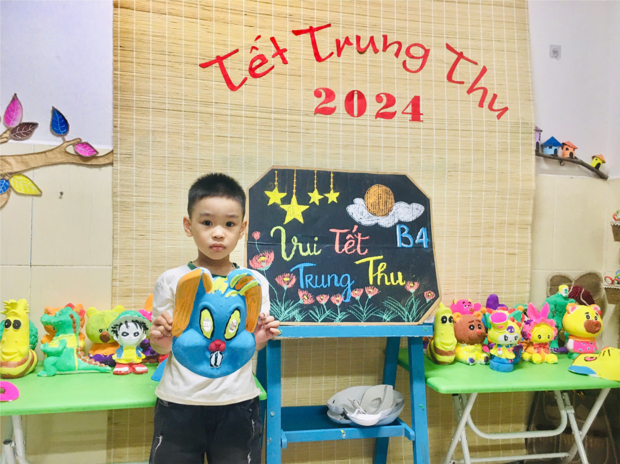 Các bé MGN B4 tô tượng nhân dịp tết trung thu