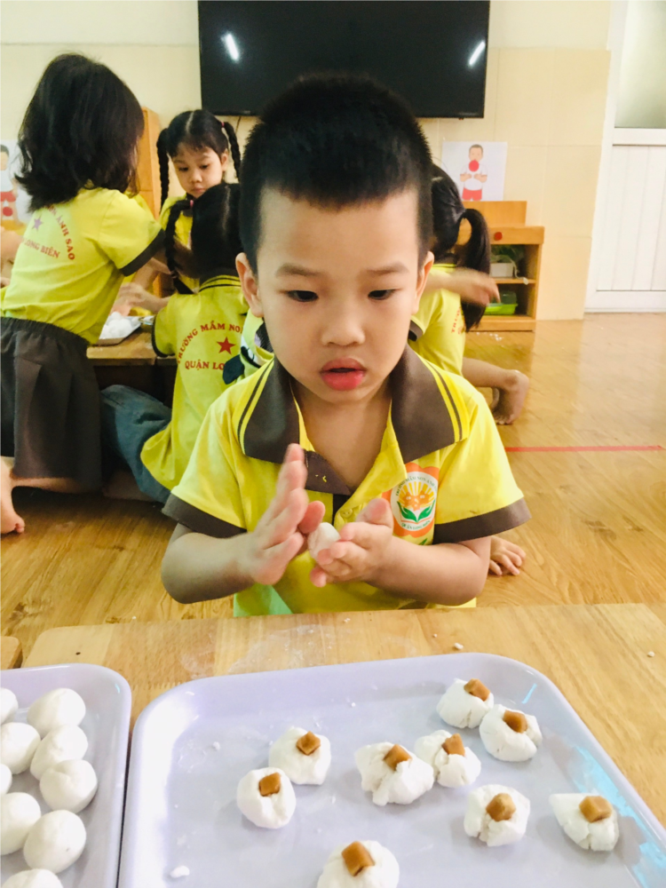 Các bé MGN B4 nặn bánh trôi ngày tết Hàn Thực
