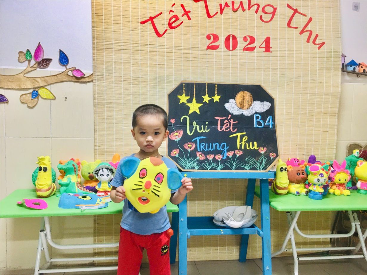 Các bé MGN B4 tô tượng nhân dịp tết trung thu