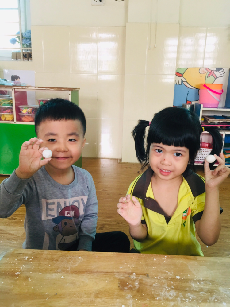 Các bé MGN B4 nặn bánh trôi ngày tết Hàn Thực