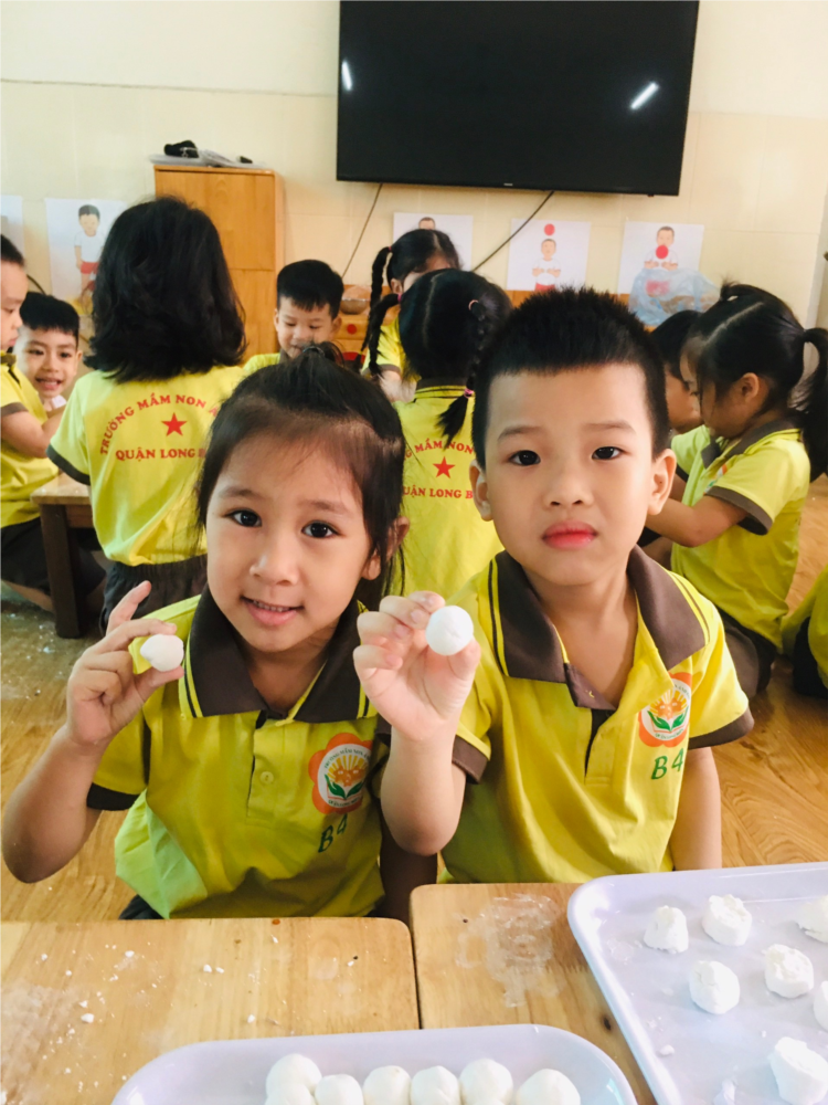 Các bé MGN B4 nặn bánh trôi ngày tết Hàn Thực