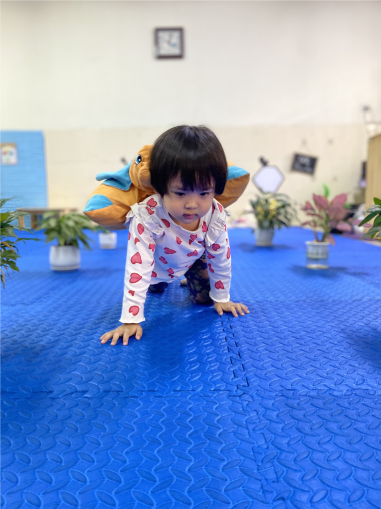 Các bé lớp D2 học PTVĐ