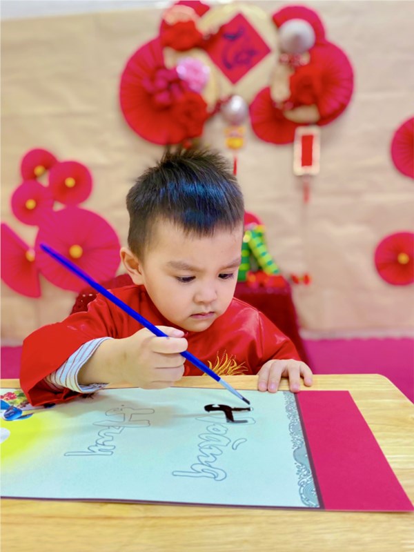 Các bé lớp D2 viết thư pháp