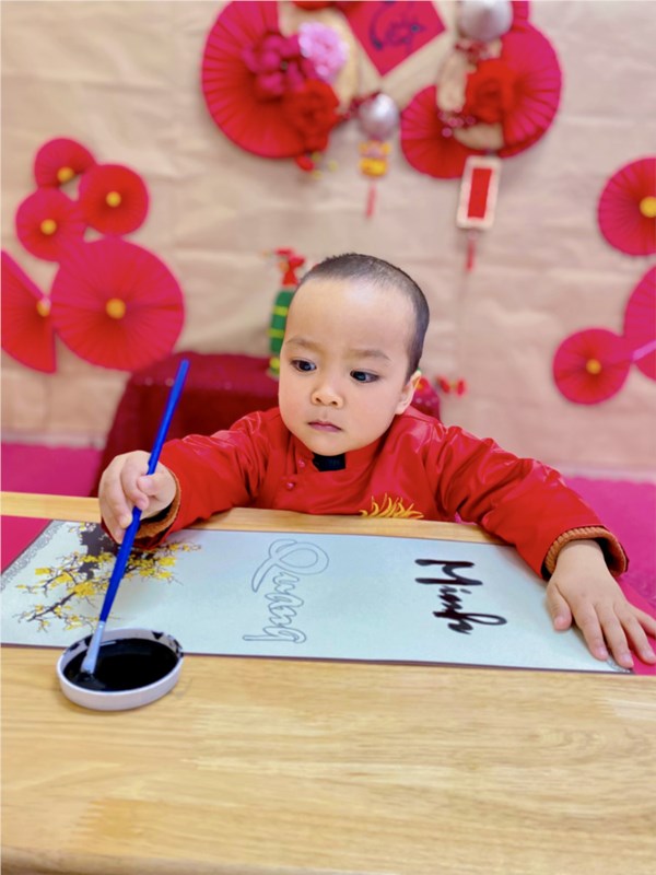 Các bé lớp D2 viết thư pháp