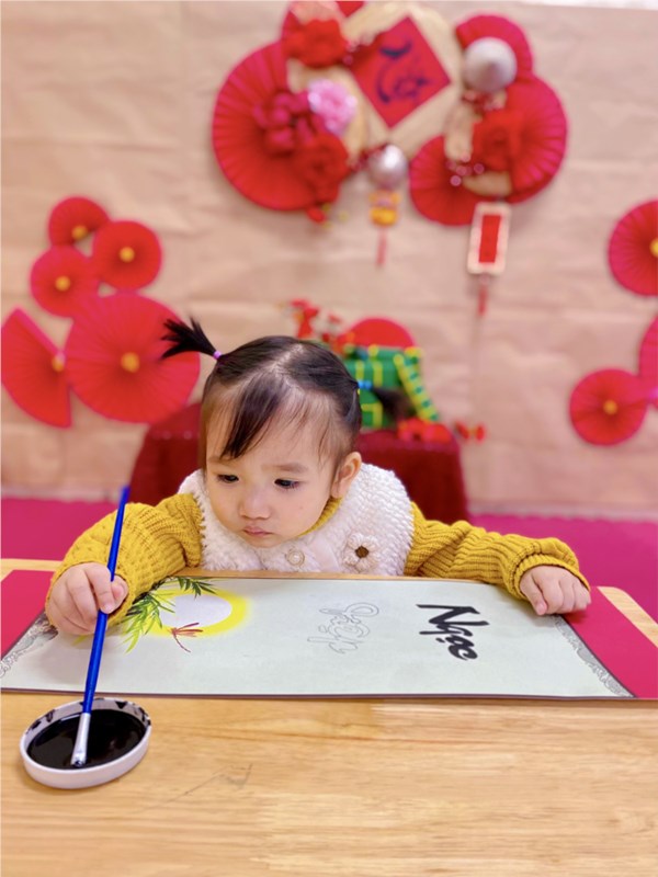 Các bé lớp D2 viết thư pháp