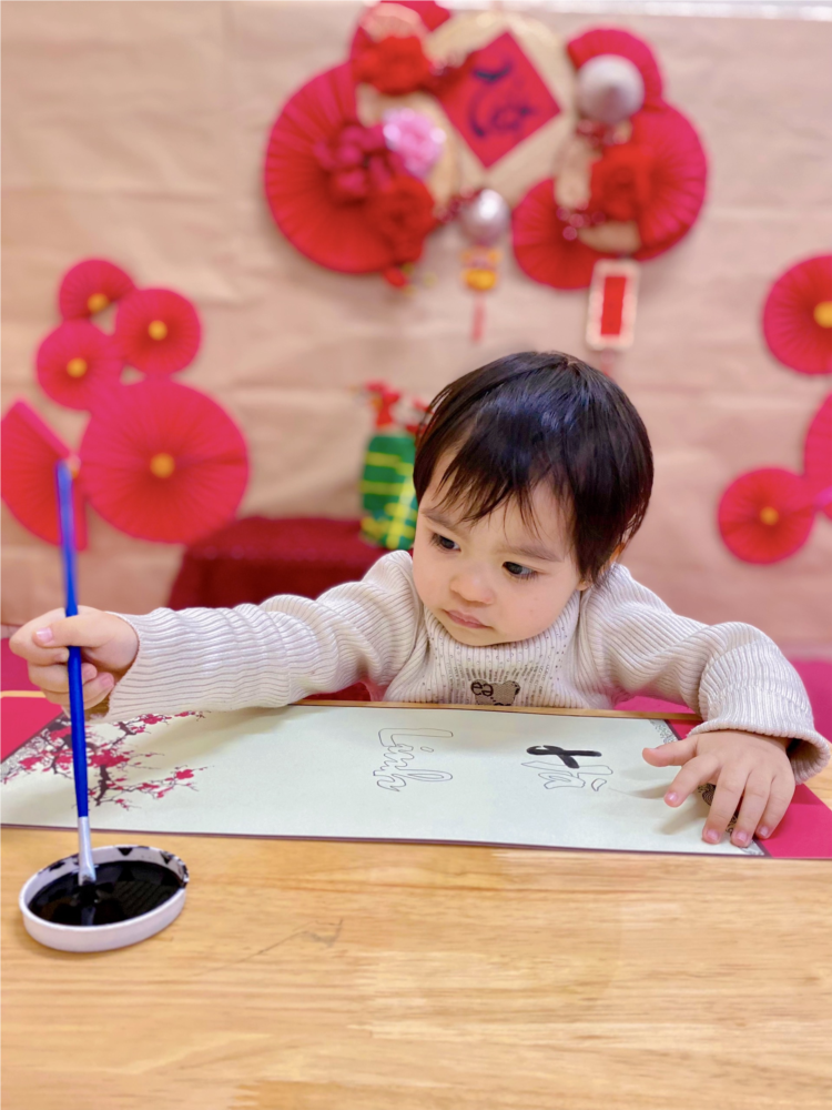 Các bé lớp D2 viết thư pháp