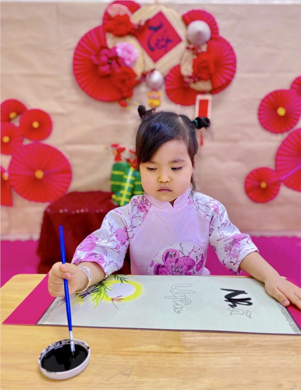 Các bé lớp D2 viết thư pháp