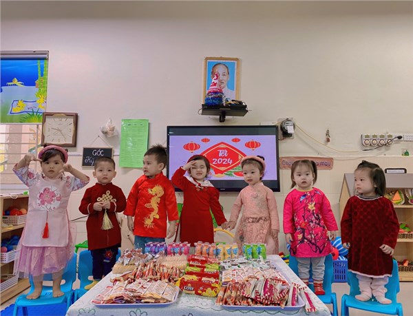 Các bé lớp D2 vui liên hoan tết