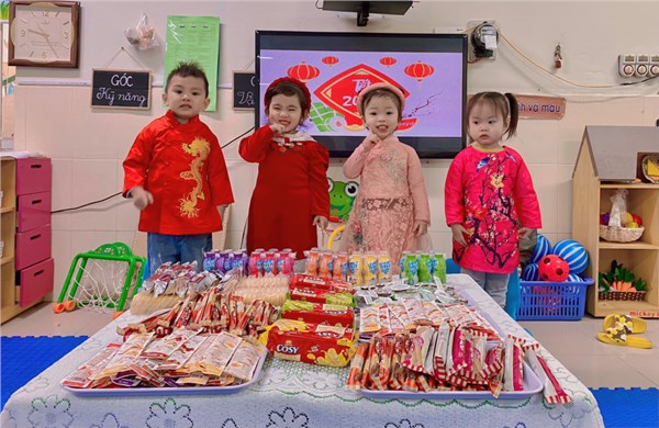 Các bé lớp D2 vui liên hoan tết