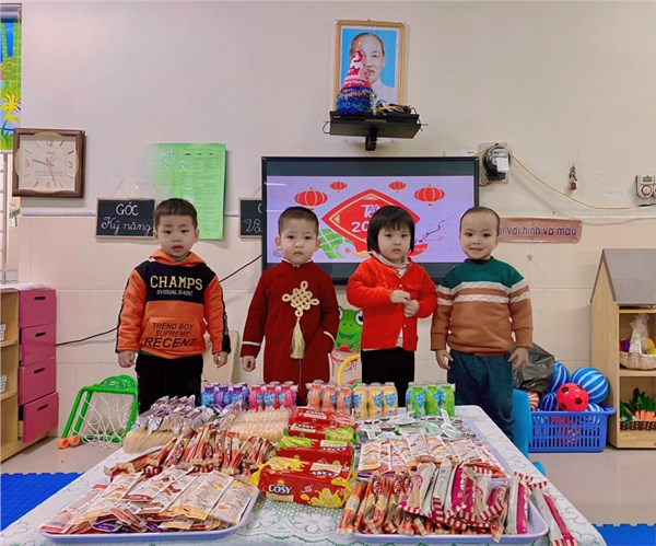 Các bé lớp D2 vui liên hoan tết