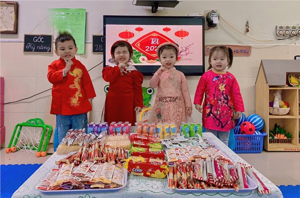 Các bé lớp D2 vui liên hoan tết
