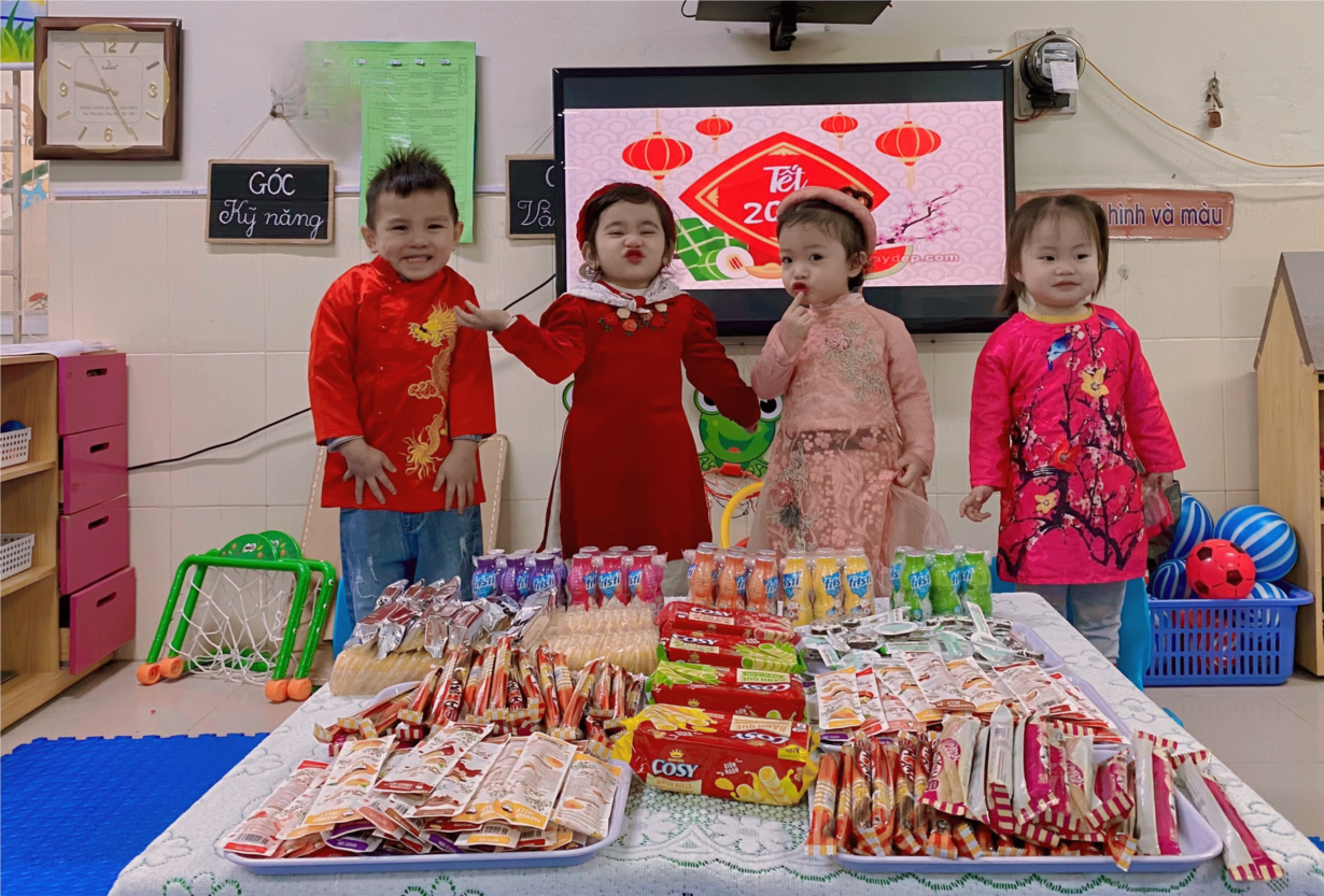 Các bé lớp D2 vui liên hoan tết