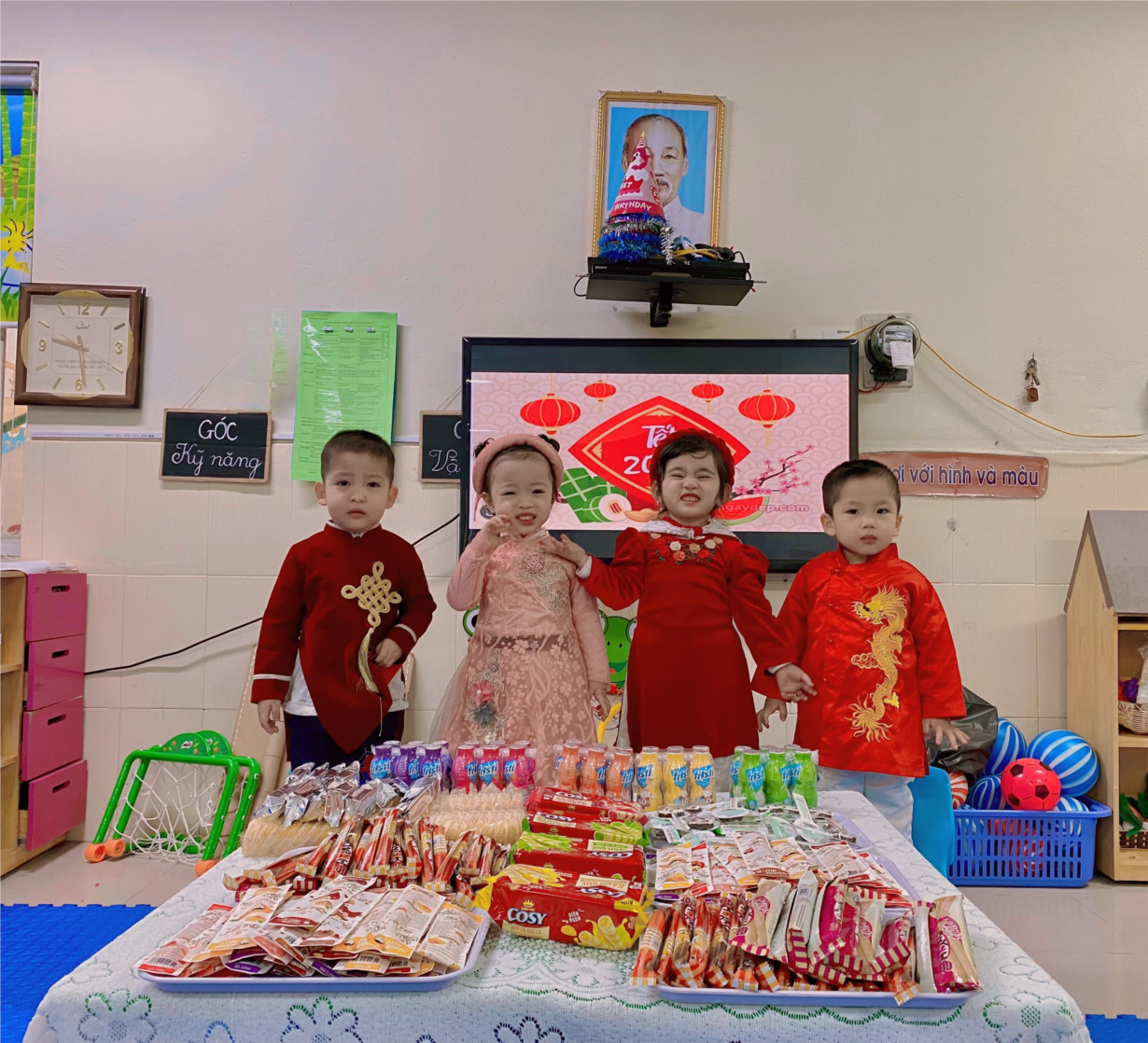 Các bé lớp D2 vui liên hoan tết