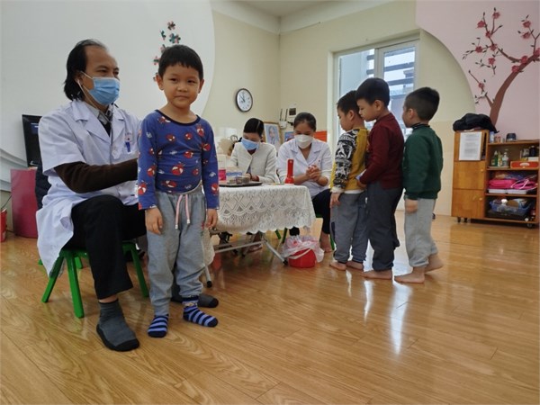 Các bạn lớp B3 khám sức khoẻ