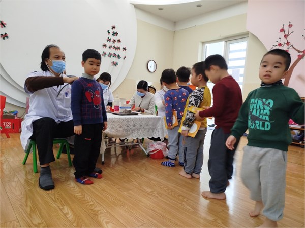 Các bạn lớp B3 khám sức khoẻ