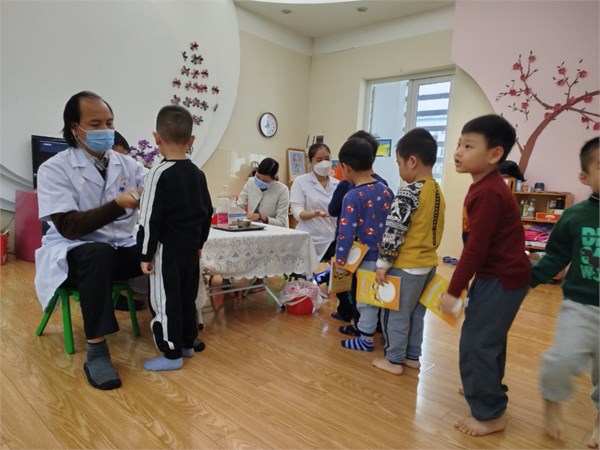 Các bạn lớp B3 khám sức khoẻ