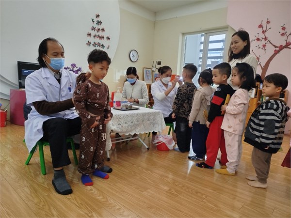 Các bạn lớp B3 khám sức khoẻ