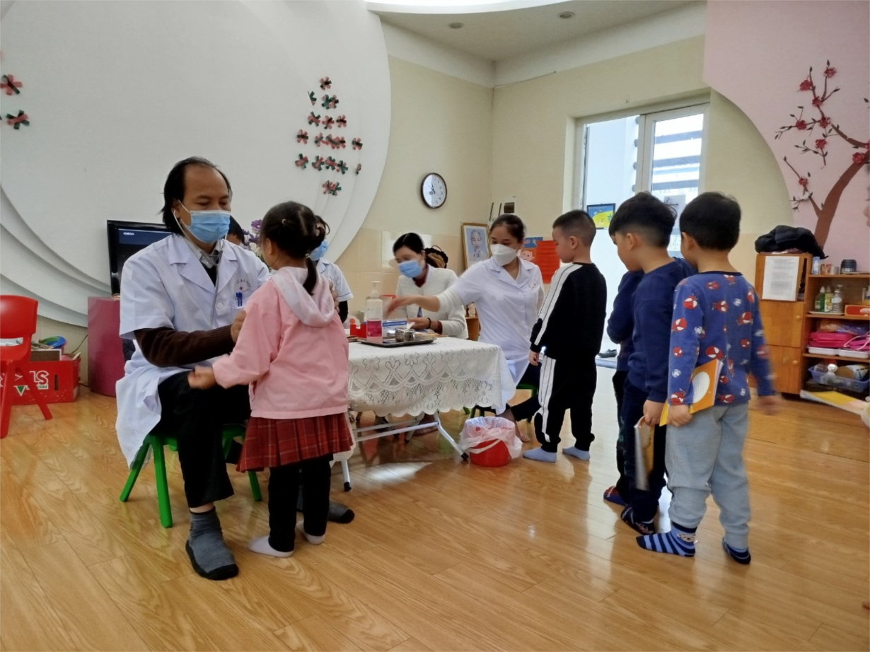 Các bạn lớp B3 khám sức khoẻ