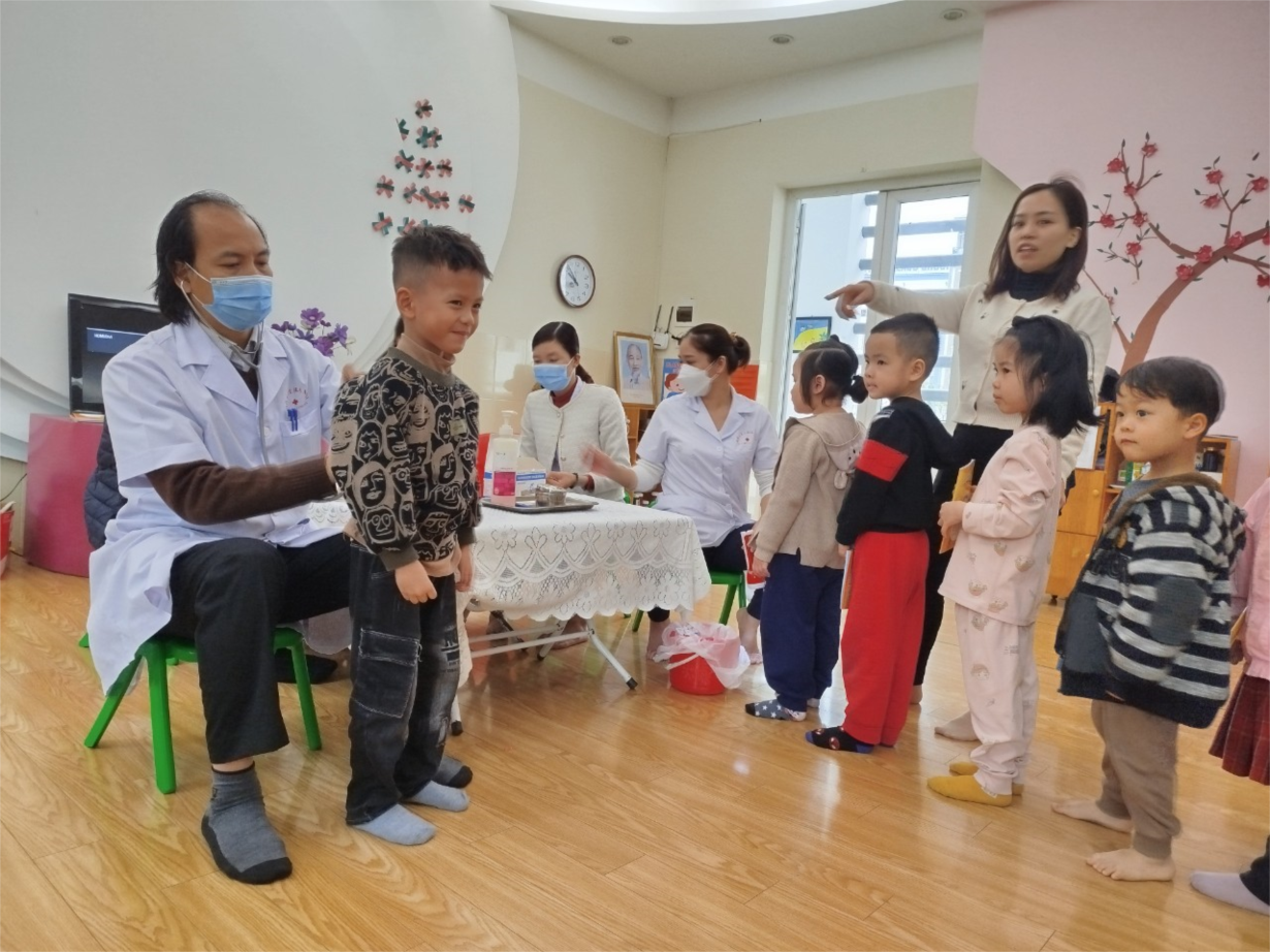 Các bạn lớp B3 khám sức khoẻ