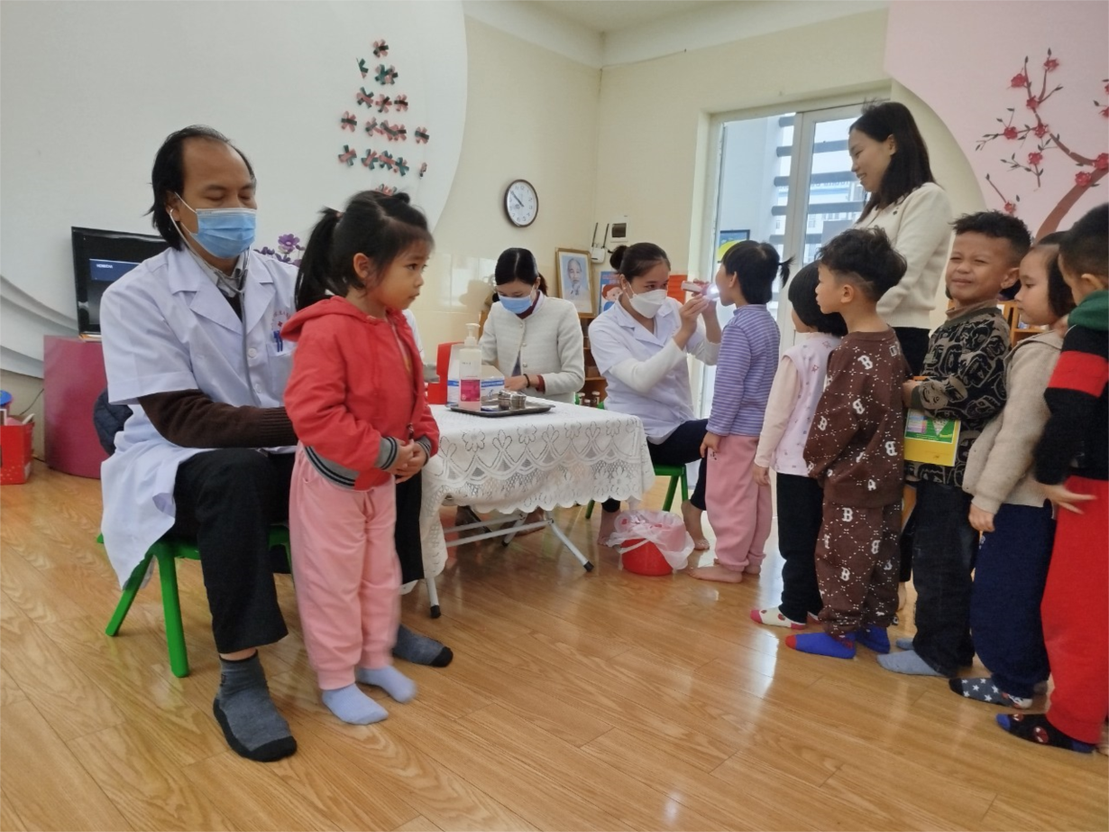 Các bạn lớp B3 khám sức khoẻ