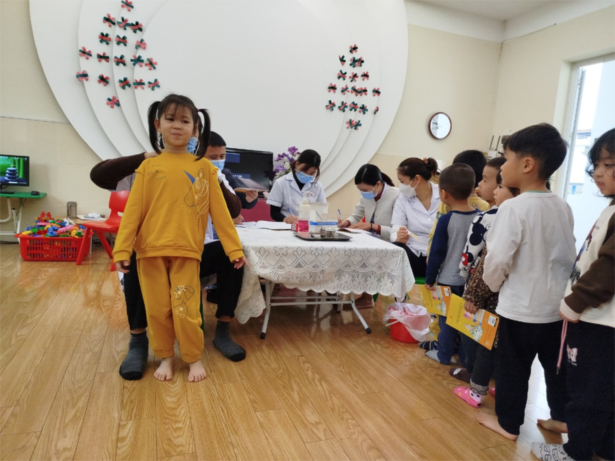 Các bạn lớp B3 khám sức khoẻ