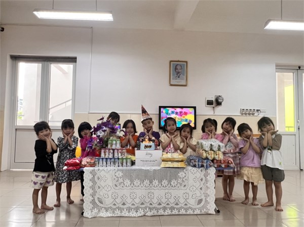 Các bạn lớp B3 chúc mừng sinh nhật bạn Tùng Anh