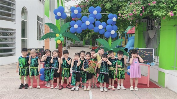 Các bạn lớp B3 vui tết thiếu nhi.