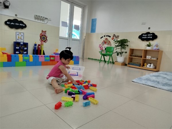  CÁC BÉ LỚP D1 CẤT DỌN ĐỒ CHƠI