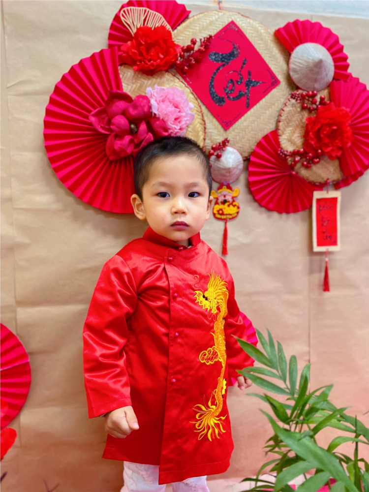 Các bé lớp D2 chụp ảnh áo dài tết