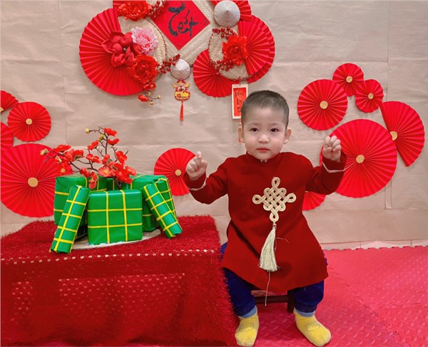 Các bé lớp D2 chụp ảnh áo dài tết