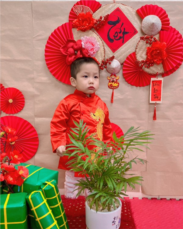 Các bé lớp D2 chụp ảnh áo dài tết