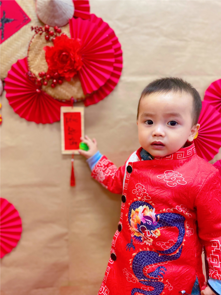 Các bé lớp D2 chụp ảnh áo dài tết