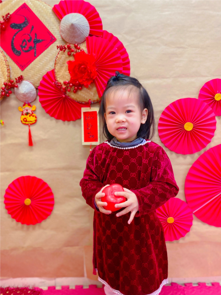 Các bé lớp D2 chụp ảnh áo dài tết