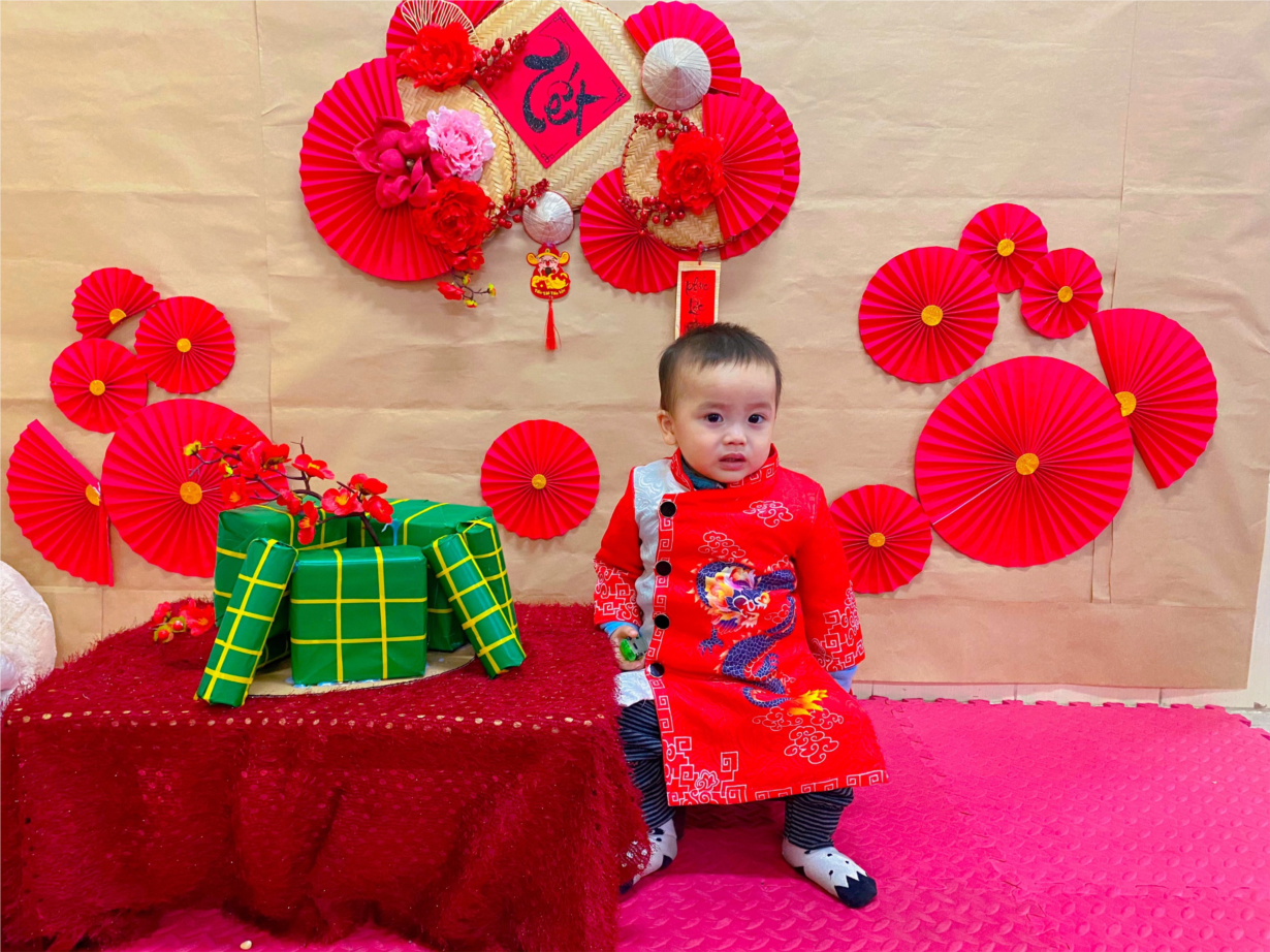 Các bé lớp D2 chụp ảnh áo dài tết