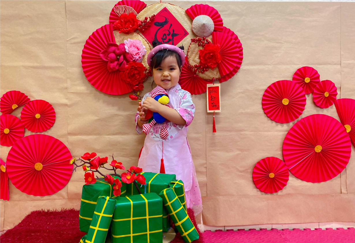 Các bé lớp D2 chụp ảnh áo dài tết