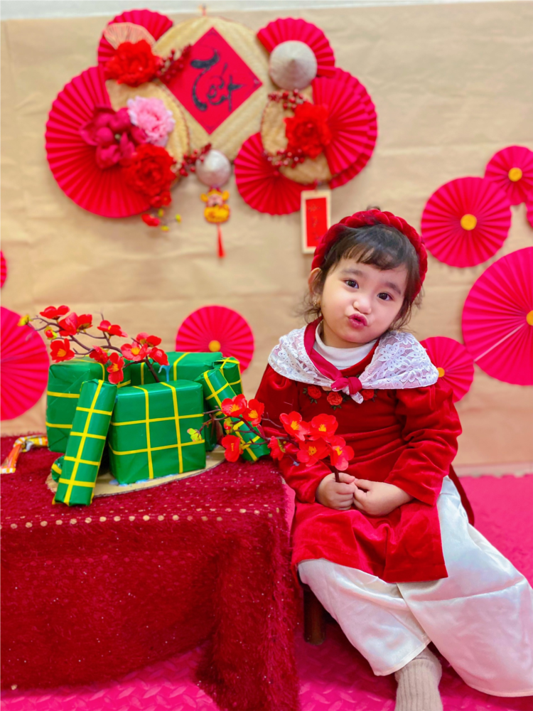 Các bé lớp D2 chụp ảnh áo dài tết