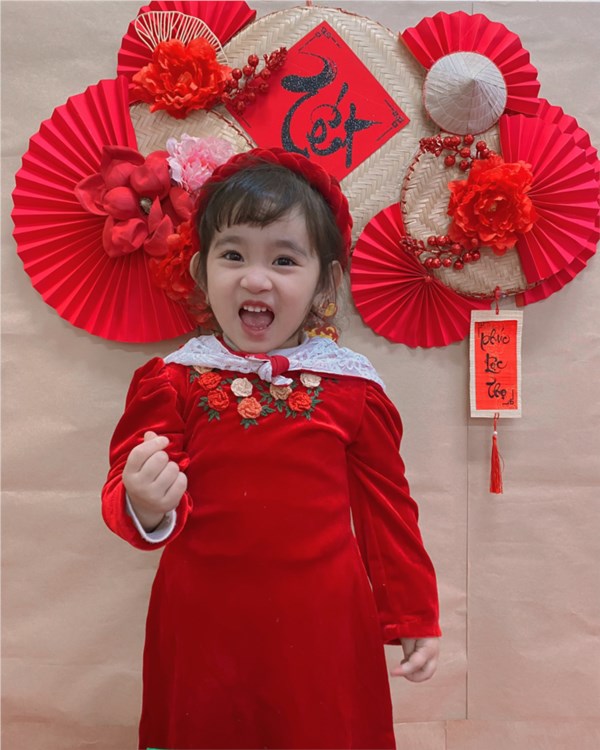 Các bé lớp D2 chụp ảnh áo dài tết