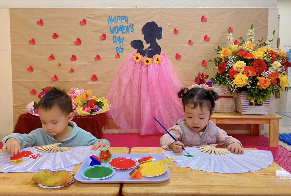 Lớp D2 vui trải nghiệm làm quạt