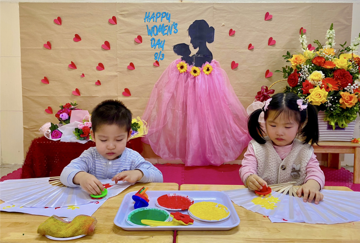 Lớp D2 vui trải nghiệm làm quạt