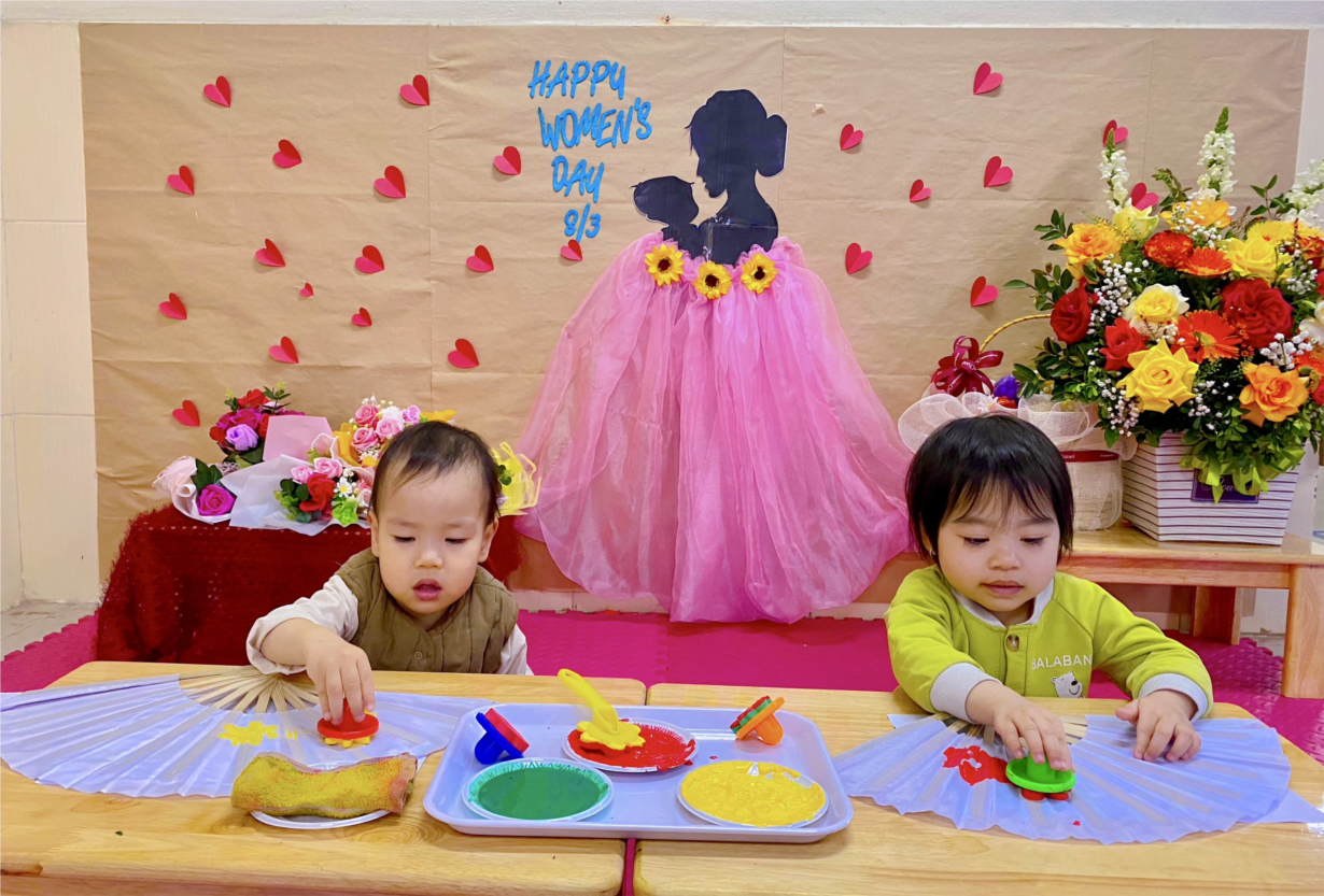 Lớp D2 vui trải nghiệm làm quạt