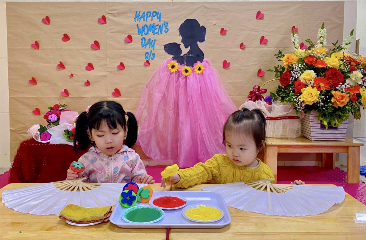 Lớp D2 vui trải nghiệm làm quạt