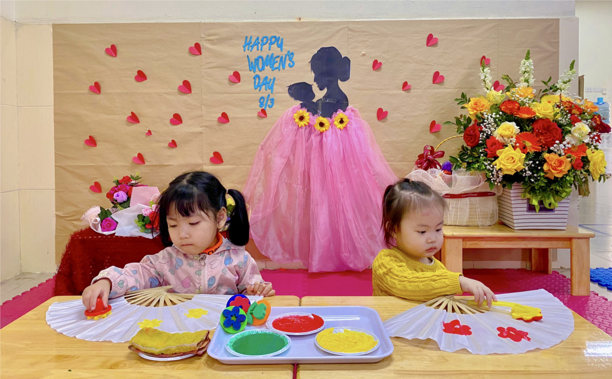 Lớp D2 vui trải nghiệm làm quạt